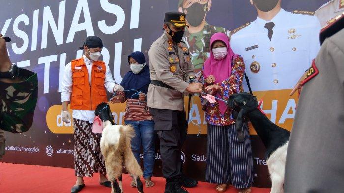 Bupati Trenggalek Mochammad Nur Arifin memberikan hadiah kambing kepada warga yang mendapat undian setelah divaksin covid-19 di Pasar Pon.