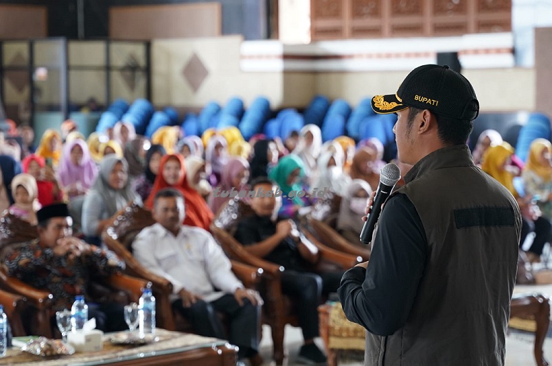 Bupati Tuban Aditya Halindra Faridzky dalam acara penyerahan sertifikat halal kepada pelaku UMKM. Foto: Pemkab Tuban.