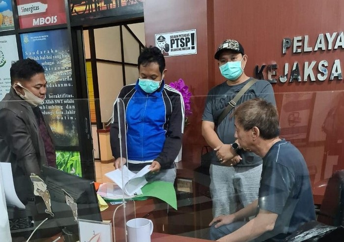 Tim Kejari memeriksa Hermawan, terpidana yang buron usai diamankan.