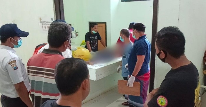 Petugas mengevakuasi jenazah korban ke kamar mayat RSUD dr Mohammad Saleh.