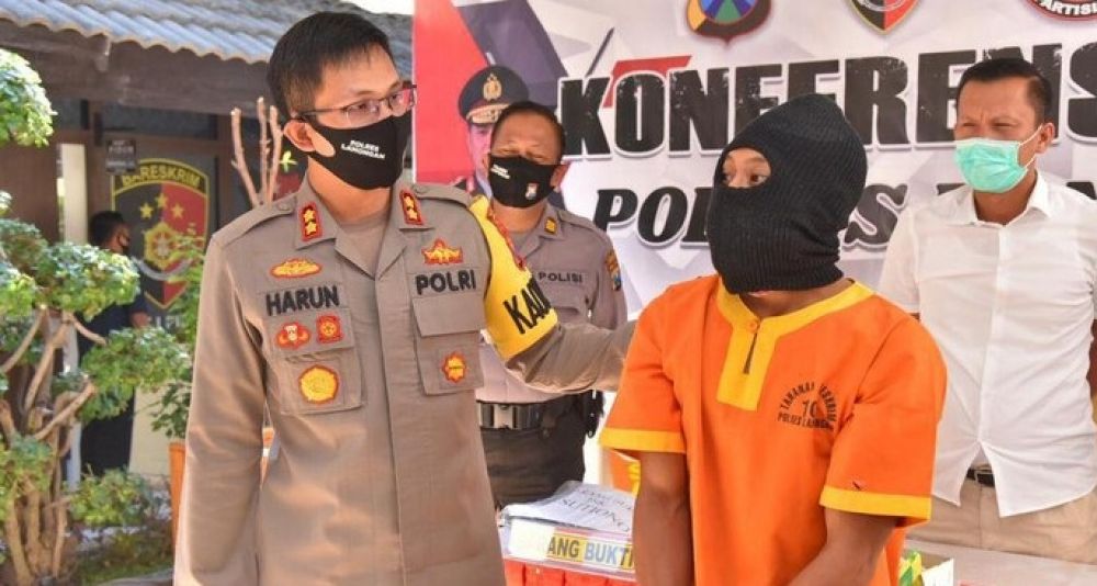 Pelaku dihadirkan saat kasus pemerkosaannya dirilis. SP/ DECOM
