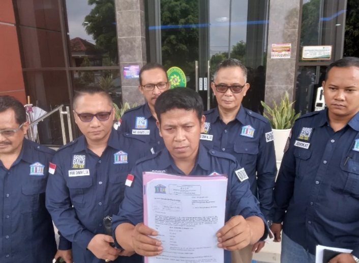 Pengacara Samanhudi Anwar saat beri keterangan pada wartawan di depan Kantor PN Blitar, Senin (30/1), Joko nomer dua dari kanan berdiri belakang berkaca mata. SP/Hadi Lestariono