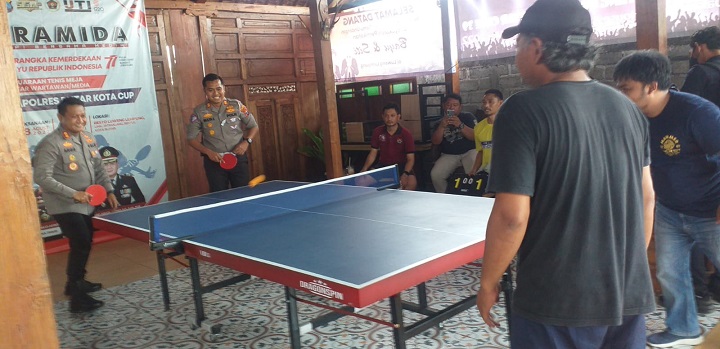 Kapolres Blitar Kota berpasangan dengan Kasat Lantas lakukan uji coba tanding. SP/Hadi Lestariono