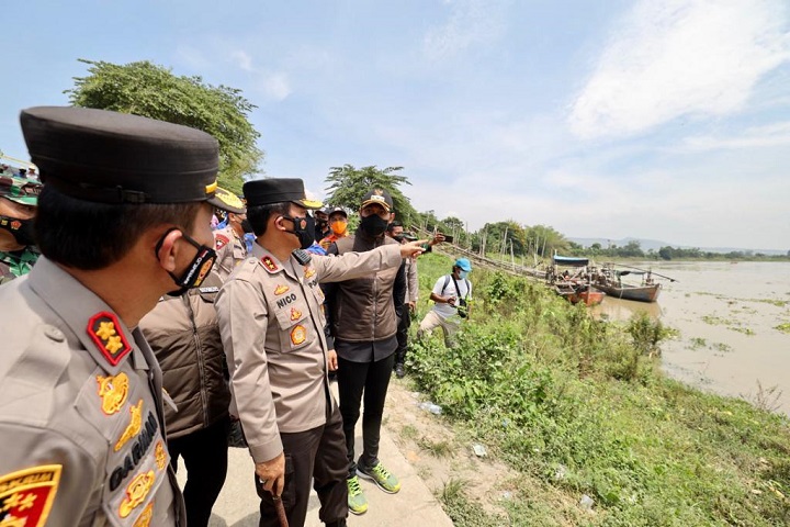 Kapolda Jawa Timur Irjen Pol Nico Afinta bersama Pejabat Utama Polda Jatim, mengecek tempat terjadinya kecelakaan perahu penumpang yang tenggelam di sungai Bengawan Solo. SP/Her 