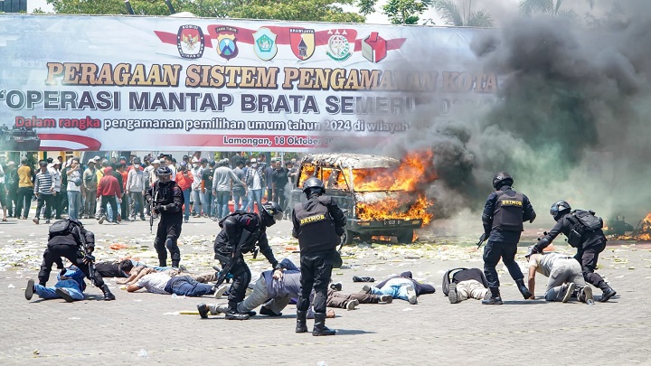 Petugas kepolisian Polres Lamongan saat berupaya mengamankan gangguan Kamtibmas dalam adegan yang di gelar di Alun-alun setempat. SP/MUHAJIRIN