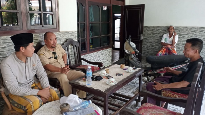 Korluh BPP Kecamatan Rubaru Kab. Sumenep, Syaiful Hidayat mendatangi rumah anggota kelompok  Tani di Desa Duko Kec. Rubaru kab. Sumenep. SP/Dok. Ainur Rahman
