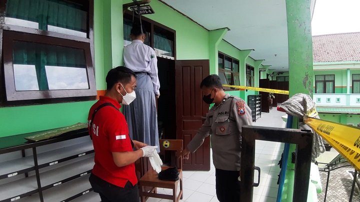 Petugas mengevakuasi jasad korban yang bunuh diri dengan cara gantung diri. SP/Hadi Lestariono