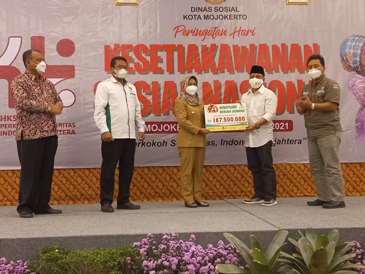 Wakil Ketua III, Baznas Jatim, Moh. Zaki secara simbolis menyerahkan bantuan bedah rumah untuk warga dhuafa Kota Mojokerto kepada Wali Kota Mojokerto, Ika Puspitasari di Ballroom Hotel Ayola Mojokerto, Senin (20/12) siang. SP/Dwy AS