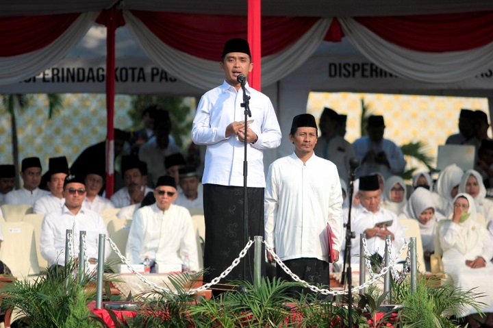 Wakil Wali kota Pasuruan Mas Adi saat memimpin upacara hari santri.