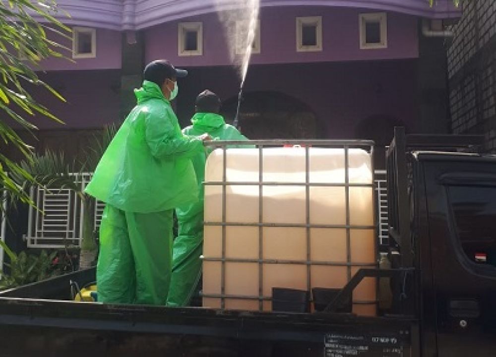 Upaya penyemprotan disinfektan untuk pencegahan penularan covid-19 di sebuah perkampungan desa di Kecamatan Cerme, Gresik. SP/M AIDID
