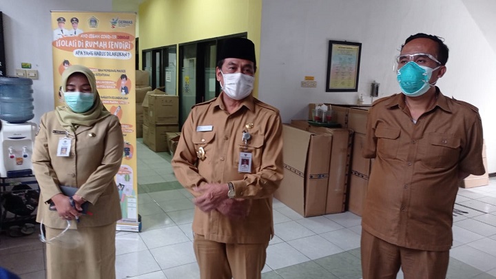 Wabup Qosim didampingi Kadinkes drg Saifudin Ghozali saat meninjau gudang farmasi milik Dinkes Gresik. SP/M.AIDID