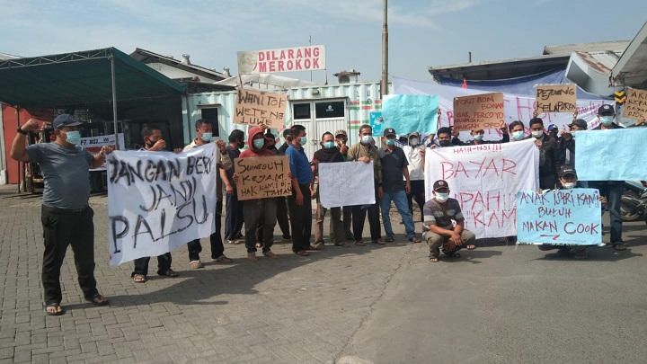 Karyawan PT. Hair Star Indonesia menggelar aksi mogok kerja sebagai aksi protes karena tak menerima gaji selama 4 bulan. SP/Budi Mulyono