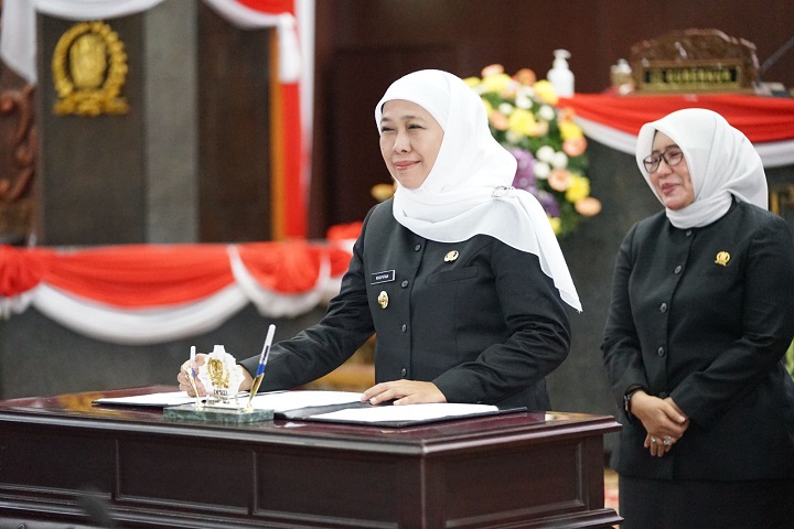 Gubernur Jatim Khofifah Indar Parawansa saat Paripurna Pengesahan Perda RTRW Jatim 2023-2043.