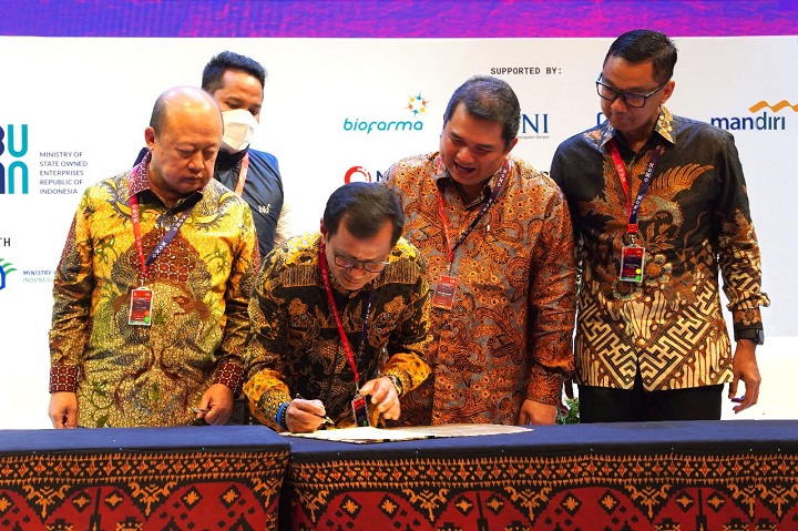 Direktur Utama SIG, Donny Arsal (kedua kiri) saat menandatangani Letter of Intent Proyek Pilot Voluntary Carbon Market (VCM) dengan 7 BUMN dalam rangkaian acara SOE International Conference di Nusa Dua Convention Center pada 18 Oktober lalu. SP/SIG