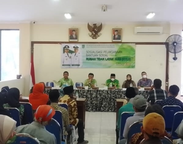 Kepala dinas perumahan dan kawasan pemukiman kabupaten Pasuruan Eko Bagus Wicaksono saat penyerahan bantuan RTLH.