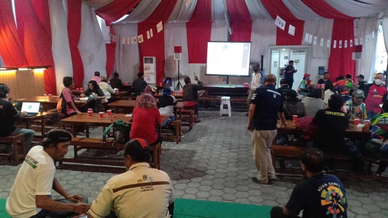 Pendukung MAJU menggelar nonton bareng di Jl. Basuki Rahmad .SP/Alqomaruddin.