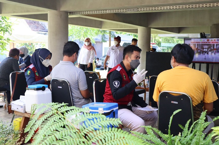 Vaksinasi booster di Gedung Graha Pena Banyuwangi. SP/Her