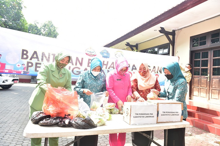Drop sembako terus dilakukan ke Desa Sidodowo, karena warganya tengah melakukan lockdown. SP/MUHAJIRIN KASRUN