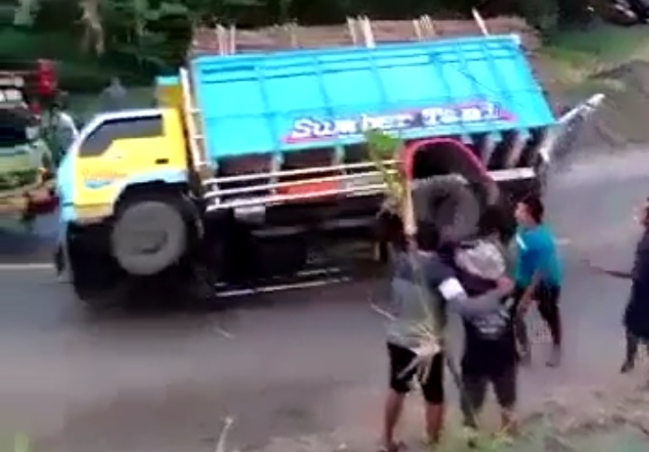 Detik-detik sebelum truk bermuatan tebu terguling. SP/Hadi Lestariono