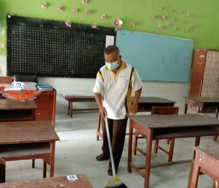 Sejumlah tenaga pendidik di salah satu SD Kota Mojokerto membersihkan ruang kelas dan mengecek sarpras jelang kegiatan PTM secara penuh mulai Senin (3/1) besok. SP/Dwi AS