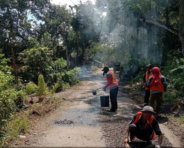 Salah satu jalan di kabupaten Pasuruan yang ada di Bajangan-kunceng kecamatan Gondang wetan sedang diperbaiki