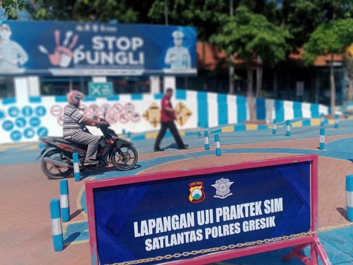 Pemohon SIM mencoba ujian praktek SIM di Lapangan Satpas Polres Gresik. SP/Grs