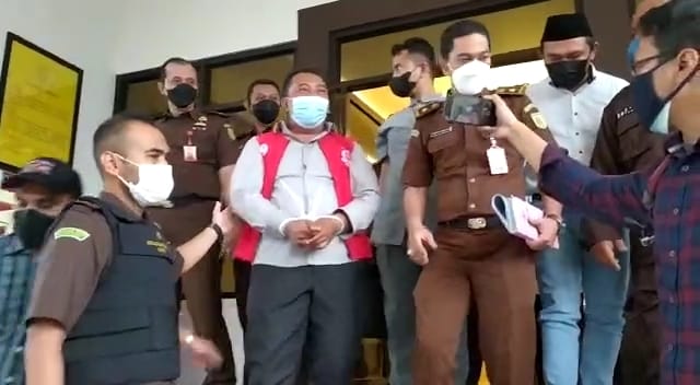 Pengusaha bengkel yang menyerobot tanah desa ditahan Kejari kabupaten Pasuruan. SP/Ris