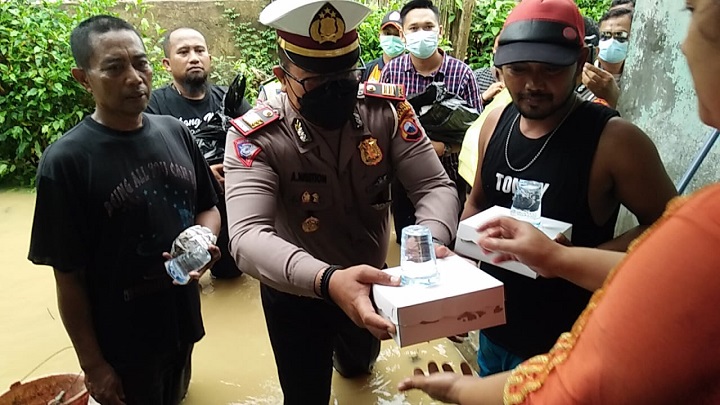 Kasat lantas polres Sampang AKP.A Nasution berbagi nasi bungkus. SP/Gan