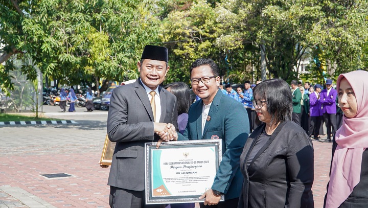 Bupati saat memberikan penghargaan kepada ketua IDI Lamongan. SP/MUHAJIRIN