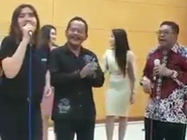 Tangkapan layar acara tasyakuran wali kota Blitar yang melanggar prokes dengan tidak mengenakan masker. SP/Hadi Lestariono