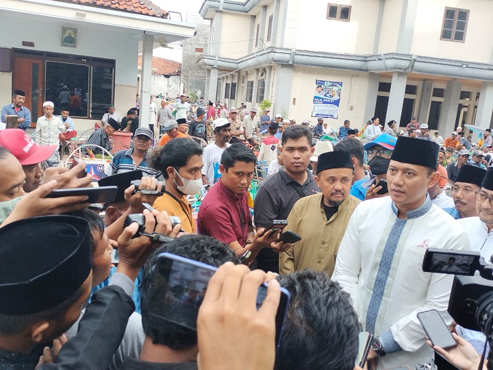 AHY saat memberikan keterangan kepada wartawan di halaman Ponpes Nurul Cholil