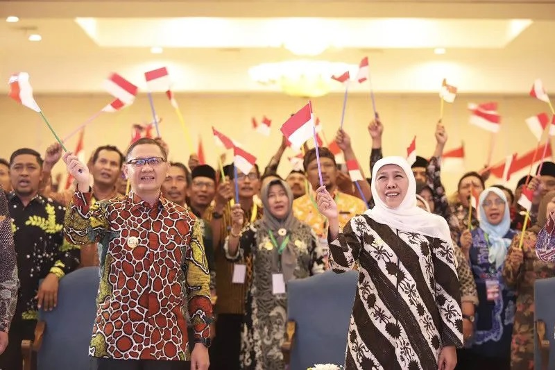 Gubernur Khofifah bersama Pj Wali Kota Batu Aries dalam acara Diklat Teknis Peningkatan Kapasitas SDM bagi Kepala Desa Angkatan I dan II Provinsi Jawa Timur, di Kota Batu, Rabu (5/7/2023). Foto: Prokopim Setda Kota Batu.