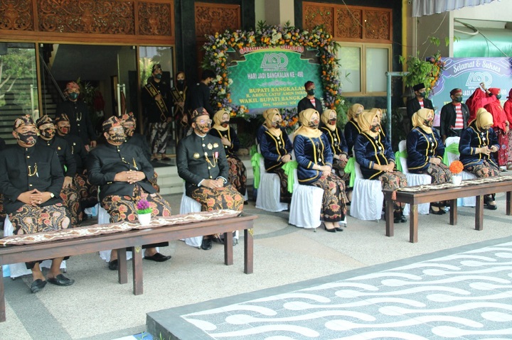 Kapolres Bangkalan AKBP Alith Alarino, S.I.K menggunakan pakaian adat Bangkalan yakni Agungan menghadiri upacara puncak peringatan Hari Jadi Kabupaten Bangkalan
