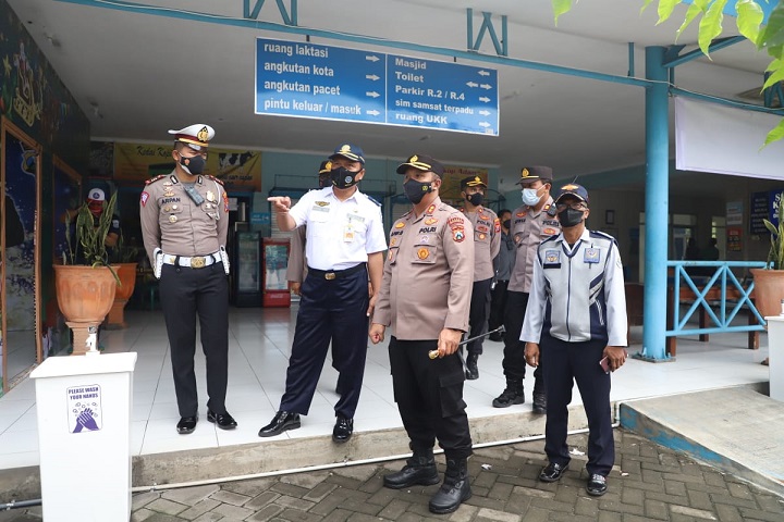 Kapolres Mojokerto AKBP Apip Ginanjar saat mengecek terminal Kertajaya. SP/Her