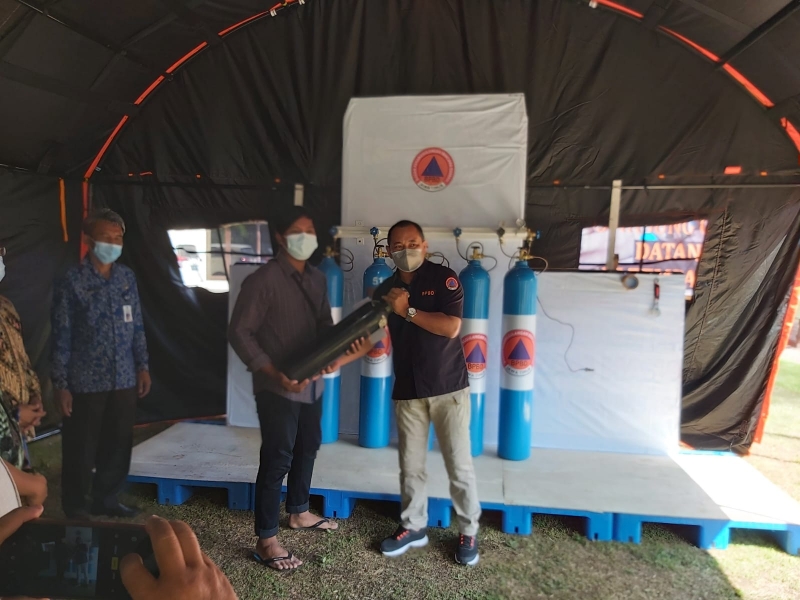 Penyerahan oksigen gratis kepada pemohon dari Pemprov Jatim di Depo pengsiian oksigen Bakorwil Jember. SP/STI JNR/KOMINFO JATIM