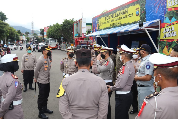 Pamatwil Korlantas Polri meninjau Pos Pelayanan Alun-alun Kota Wisata Batu. SP/Her