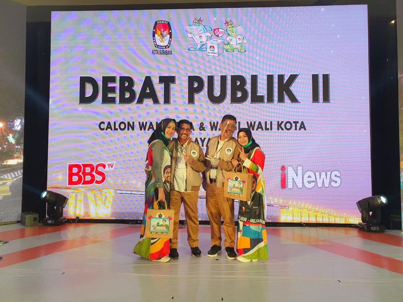 Pasangan Calon Wali Kota dan Wakil Wali Kota Surabaya 2020 No 2 Machfud Arifin - Mujiaman dalam debat publik II bersama istrinya, Rabu (18/11).SP/ALQOMARUDDIN