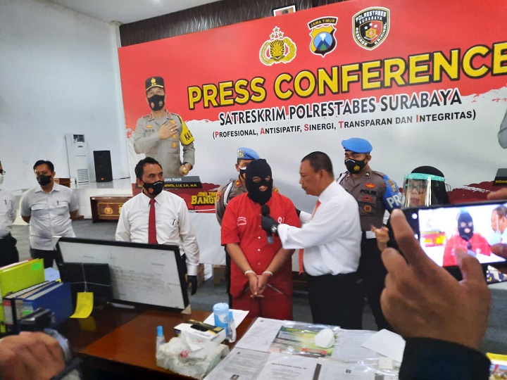 Petugas menanyai pelaku saat rilis di Mapolrestabes Surabaya, Senin (22/11). SP/Bayu