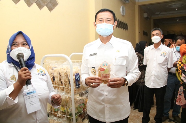 Bupati Yuhronur Efendi saat melihat langsung produk hasil UMKM Lamongan. SP/MUHAJIRIN KASRUN