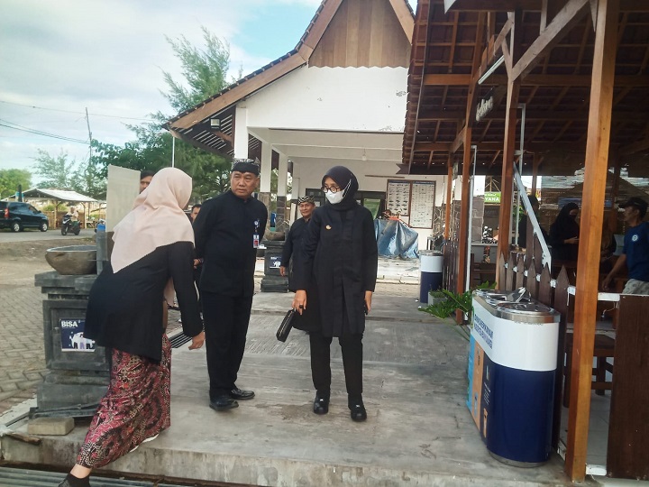 Bupati Ipuk Fiestiandani didampingi Sekkab Mujiono, saat meninjau Fish Market Kampung Mandar