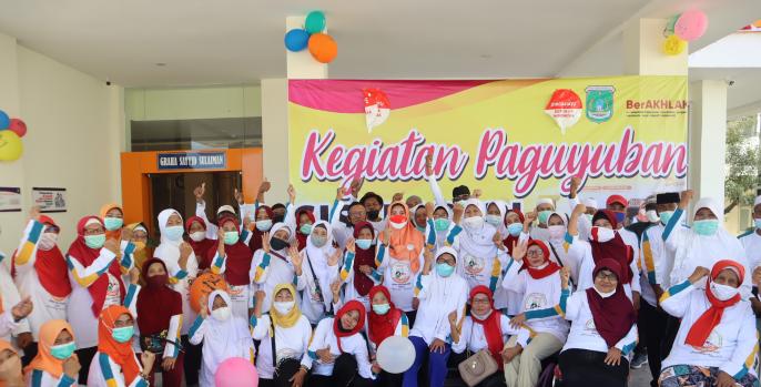 drg. Dyah Retno Lestari Direktur RSUD Grati bersama lansia saat kegiatan SISTER PERI