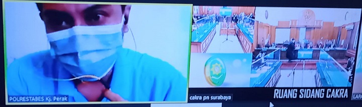 Terdakwa Suwandi Trunojoyo saat mendengarkan tuntutan dari JPU, di ruang Cakra PN Surabaya, secara online. SP/Budi Mulyono