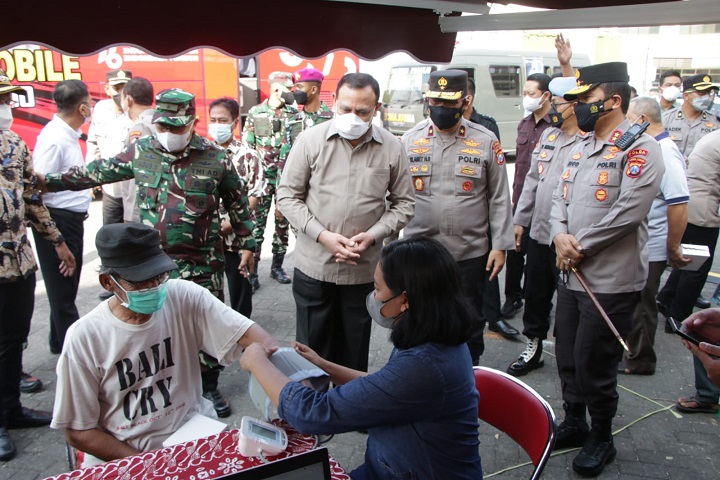 Komjen Pol Firli Bahuri meninjau vaksinasi di UMAHA (Universitas Ma’arif Hasyim Latif), Sidoarjo. SP/Herman