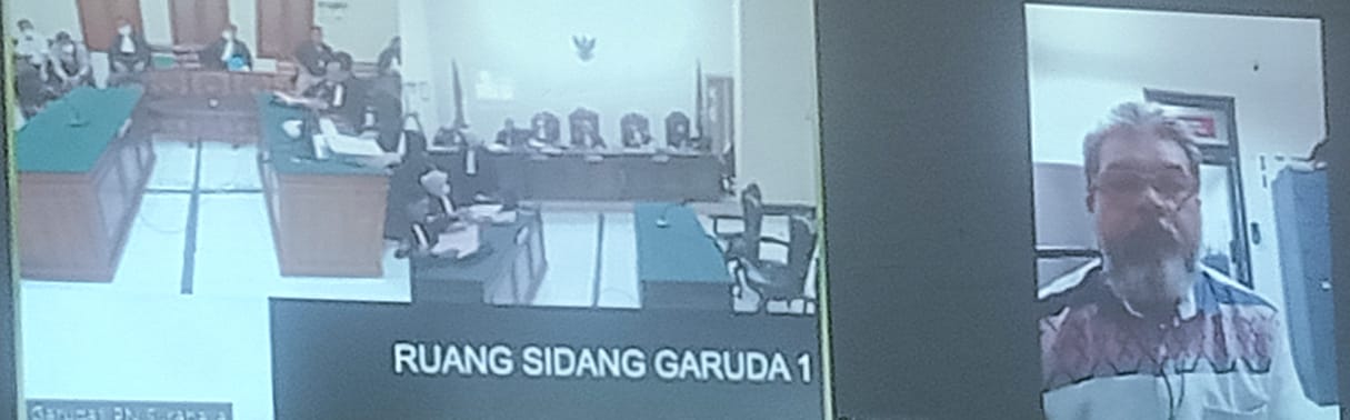 Terdakwa Karimullahalias Ucok, menjalani sidang dengan agenda tuntutan JPU, di ruang Garuda 1 PN, secara online, Senin (03/10/2022). SP/Budi Mulyono