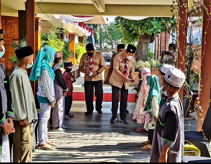 Kwarcab Gerakan Pramuka Kota Mojokerto saat memberi santunan kepada anak yatim di puncak peringatan hari pramuka ke-60. SP/Dwy AS