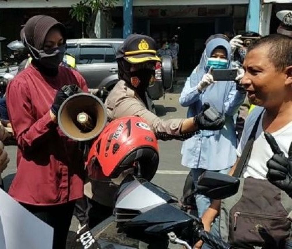 Kapolres Pelabuhan Tanjung Perak AKBP Ganis Setyaningrum memimpin kegiatan bagi-bagi masker yang menyasar pasar-pasar, warung kopi, permukiman padat penduduk, pertokoan, hingga pengguna jalan raya. SP/septyan