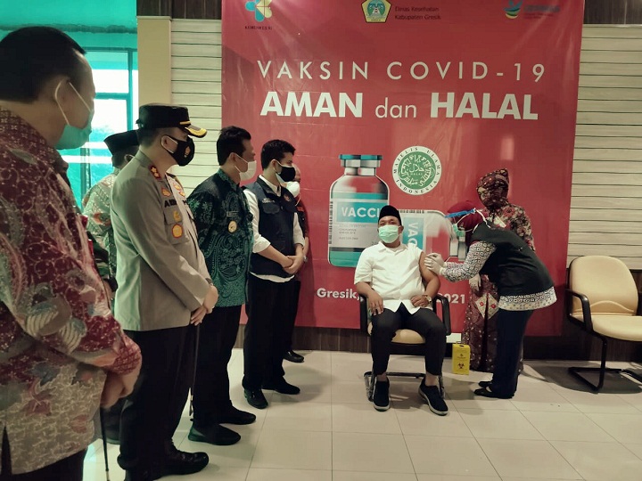 Ketua DPRD Gresik HM Abdul Qodir saat disuntik vaksin Covid-19 disaksikan Wagub Jatim Emil Dardak. SP/M.AIDID