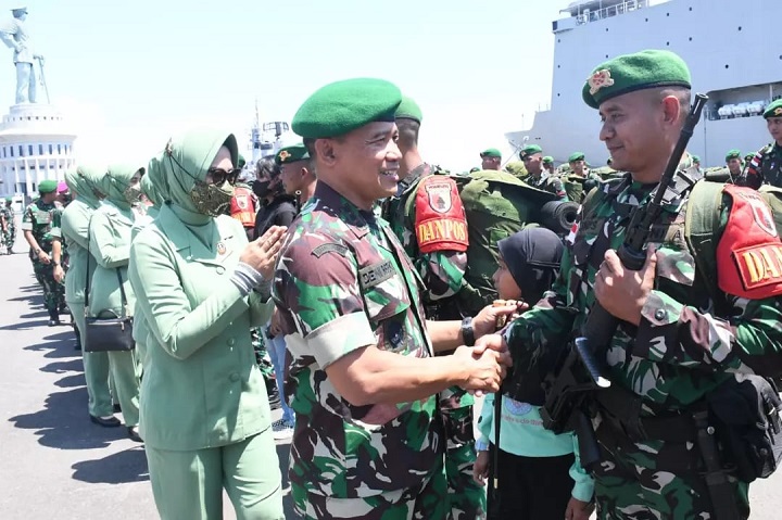 Mayjen Nurcahyanto saat menyalami Dansatgas PAMTAS RI PAPUA di Dermaga. SP/Hadi Lestariono