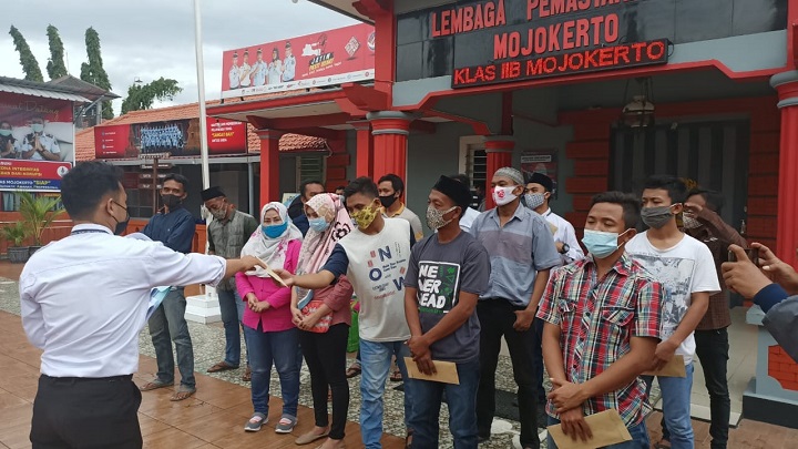 Belasan WBP Lapas Kelas IIB Mojokerto yang mendapat asimilasi Covid-19.   SP/Dwy Agus Susanti