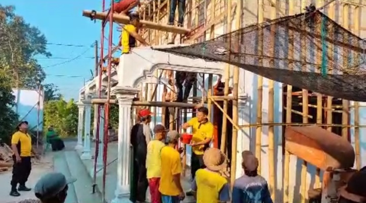 Kegiatan kerja bakti membangun masjid Al Hikmah di kota Blitar. SP/Lestariono